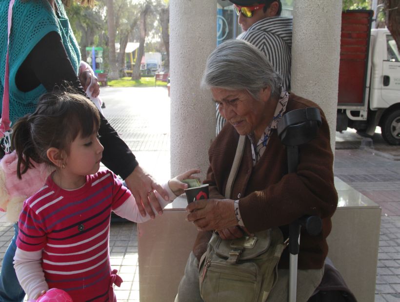 Profesora copiapina que pide limosna en la calle sigue esperando ayuda