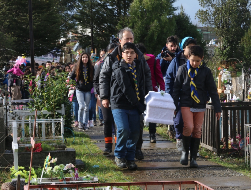 En emotiva ceremonia sepultaron a un bebé hallado muerto en el vertedero de Puerto Montt En emotiva ceremonia sepultaron a un bebé hallado muerto en el vertedero de Puerto Montt