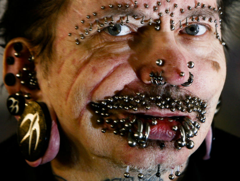 Dubai expulsó al hombre con más piercings en el mundo porque creían que