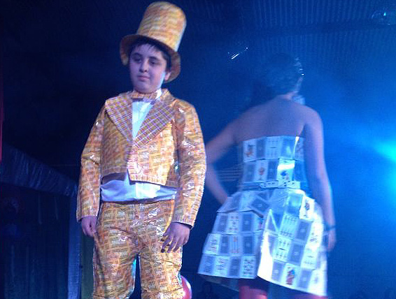 Trajes con materiales reciclables para hombres - Imagui Trajes con materiales reciclables para hombres - Imagui