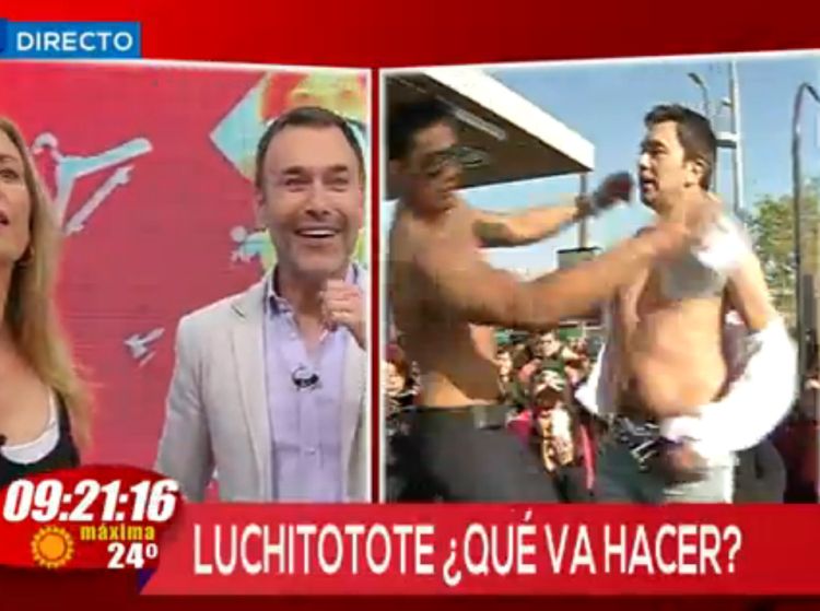 Un periodista de TVN terminó en calzoncillos en medio de su despacho por payasear con vedettos en la calle Un periodista de TVN terminó en calzoncillos en medio de su despacho por payasear con vedettos en la calle