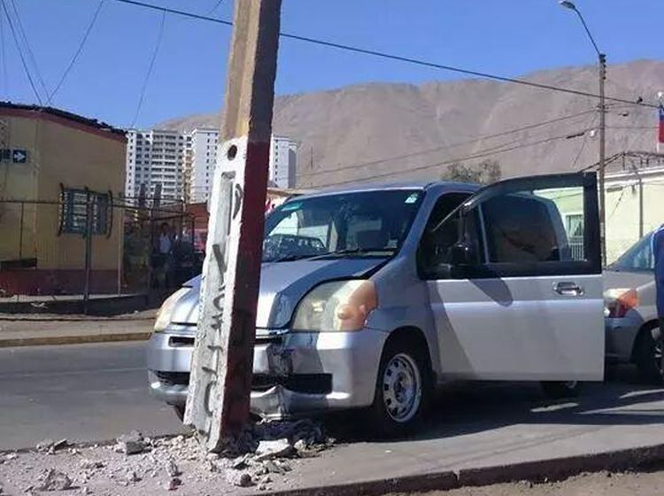 Un hombre perdió el control de su auto y chocó contra un poste en Iquique