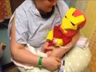 Un papá le hace un disfraz de 'Iron Man' a su bebé prematuro para que éste  se sienta 'valiente