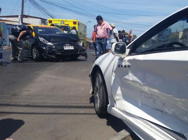 Dos personas heridas dejó el choque de un auto con un taxi en Iquique