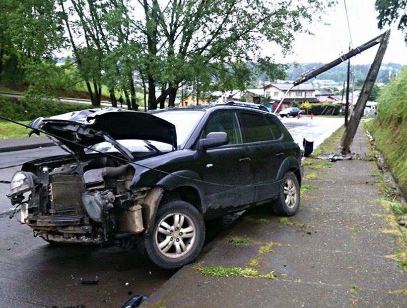 Un conductor dejó abandonado su vehículo tras chocar con poste de luz ...