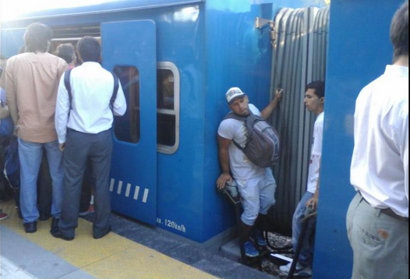En Argentina la gente viaja colgando en el tren En Argentina la gente viaja colgando en el tren