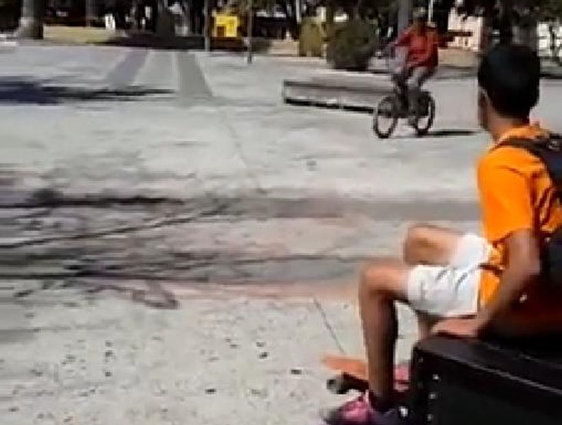 Cruel broma en Lebu: jóvenes provocaron que una mujer sordomuda se cayera de su bicicleta Cruel broma en Lebu: jóvenes provocaron que una mujer sordomuda se cayera de su bicicleta