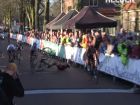 Un aficionado derriba a una ciclista en los últimos metros de carrera