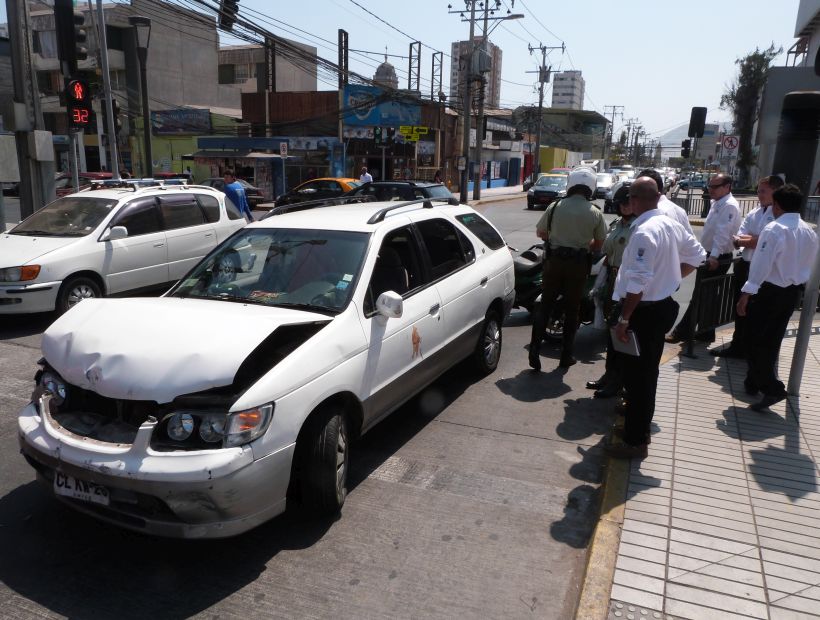 Un Conductor Abandonó Su Vehículo Luego De Chocar Contra Un Auto En Pleno Centro De Iquique 1717