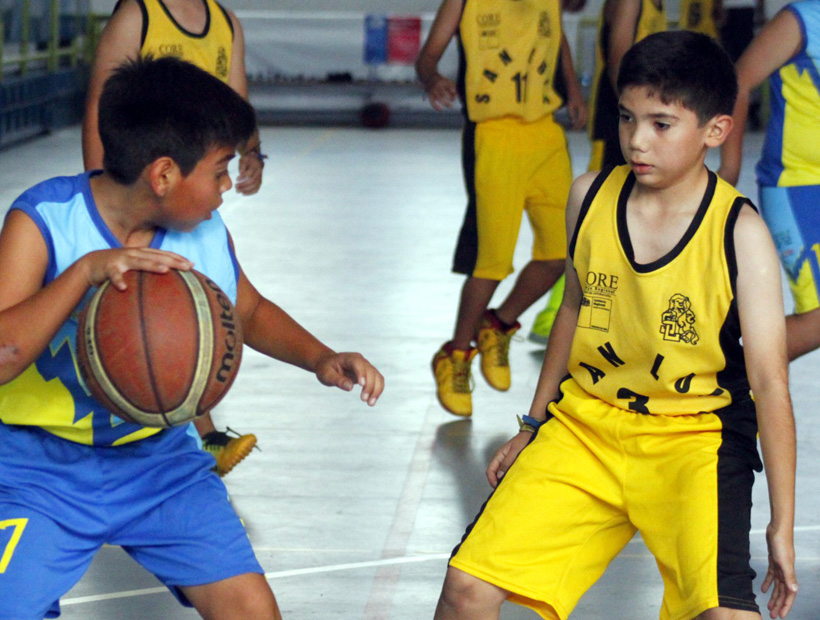 Con contundentes triunfos arrancó todo el básquetbol antofagastino en