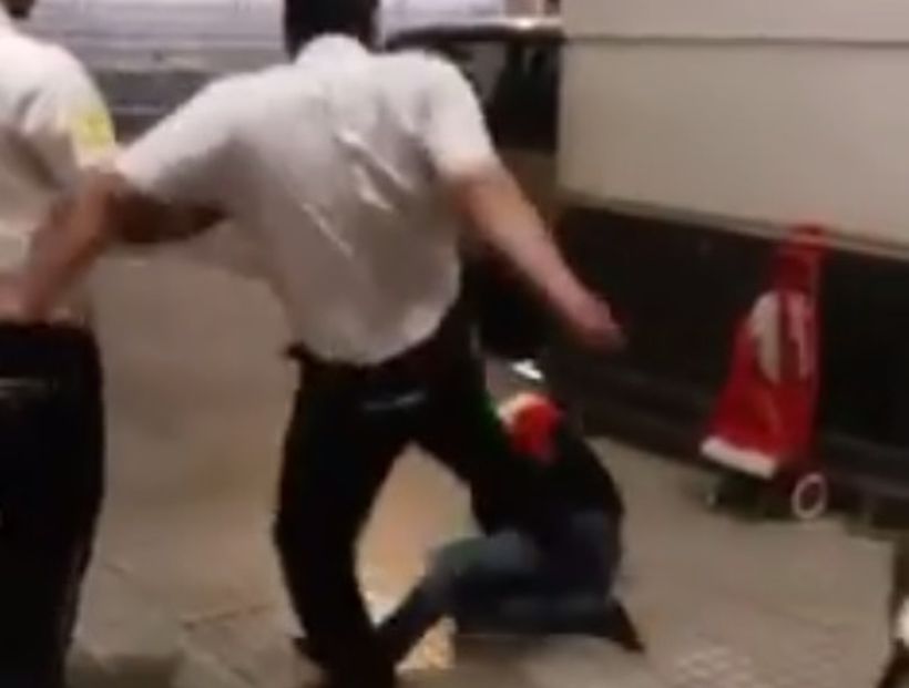 La brutal golpiza de los guardias de un supermercado de Iquique a un joven que habría robado La brutal golpiza de los guardias de un supermercado de Iquique a un joven que habría robado