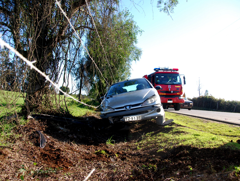 Dos ocupantes de un vehículo quedaron heridos tras salirse de la ruta.