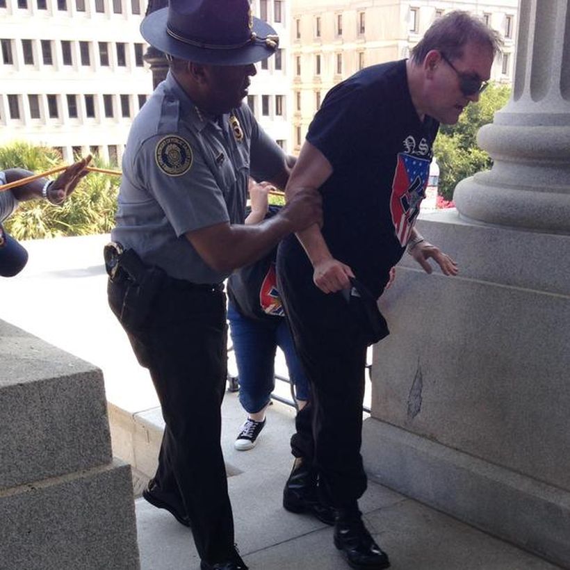 Un policía negro ayuda a un manifestante del Ku Klux Klan y la foto se vuelve viral