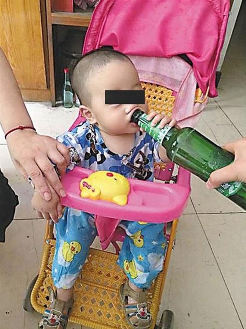 Consternación en las redes sociales por un bebé chino que toma cerveza