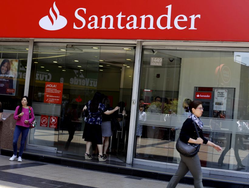 Condenaron a Banco Santander a pagar $1 millón 600 mil a cliente por cobros de cheques robados