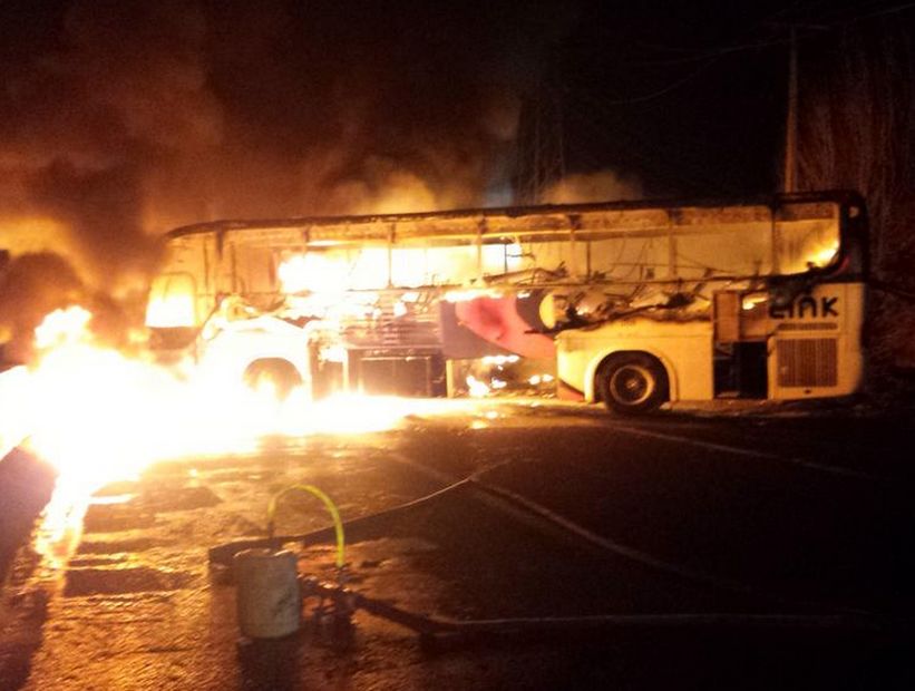 Quemaron dos buses en medio de las protestas de los trabajadores de Codelco en Rancagua