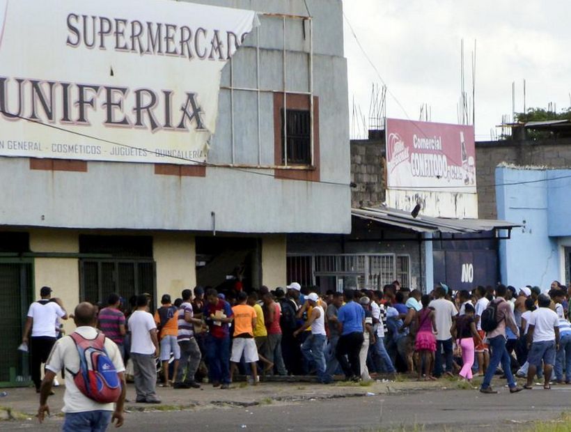 El comercio sigue paralizado en Venezuela después de saqueos