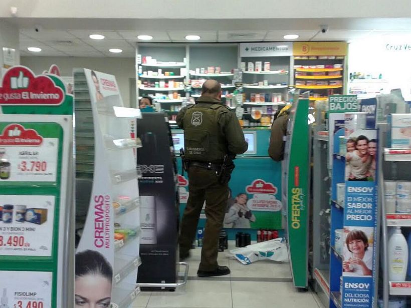 Carabineros detuvo a tres ladrones tras asalto a farmacia Carabineros detuvo a tres ladrones tras asalto a farmacia