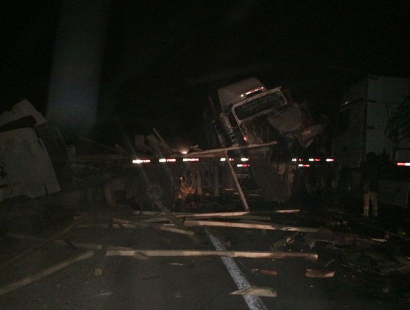 Conductores salvaron ilesos tras choque de tres camiones en la ruta 5 Norte