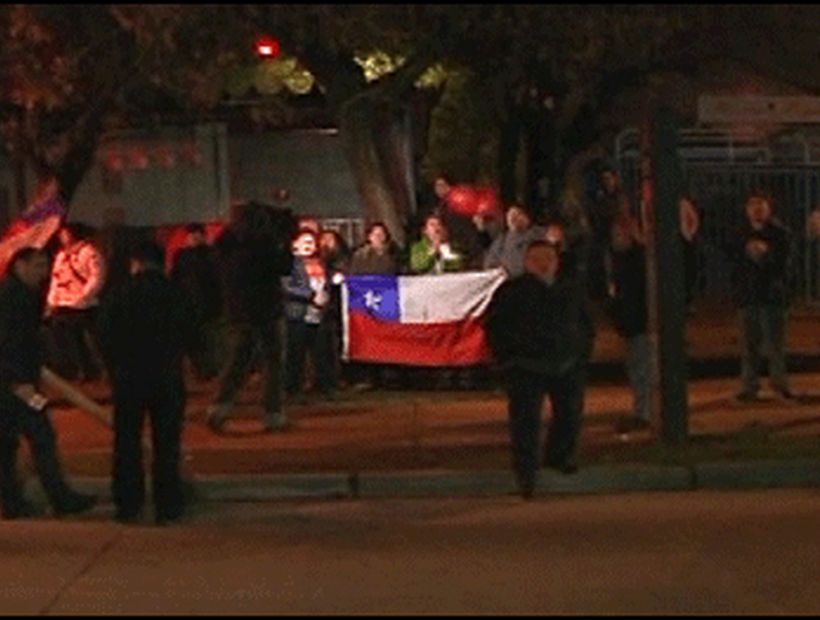 Manifestantes llegaron al hospital Militar tras la muerte de Manuel Contreras
