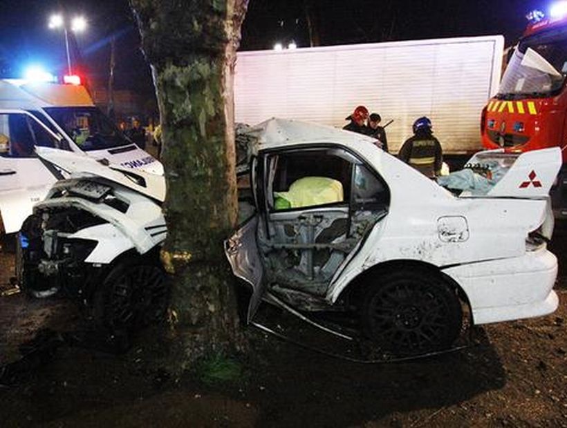 El conductor de un auto murió tras chocar contra un árbol en Curicó