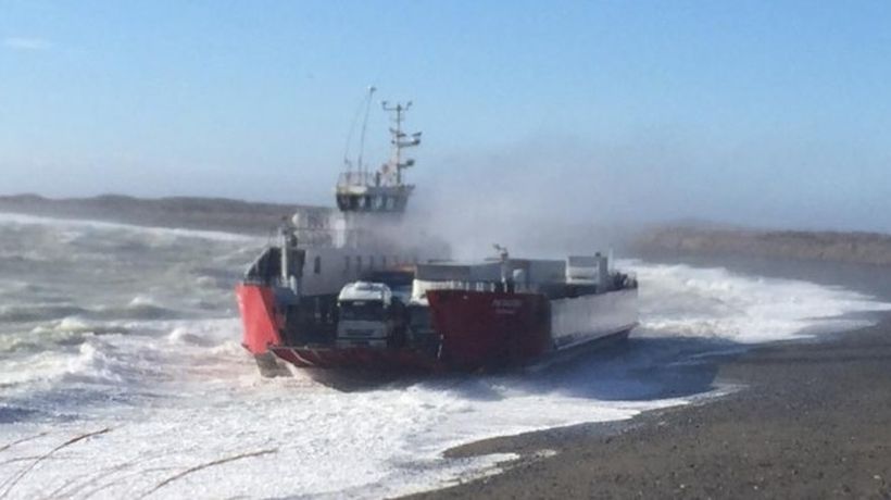 Ferry con pasajeros y vehículos varó durante cruce del estrecho de Magallanes