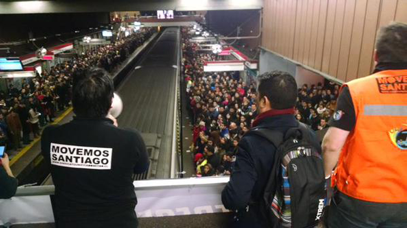 Trabajadores del Metro se manifiestan al interior de la estación Baquedano