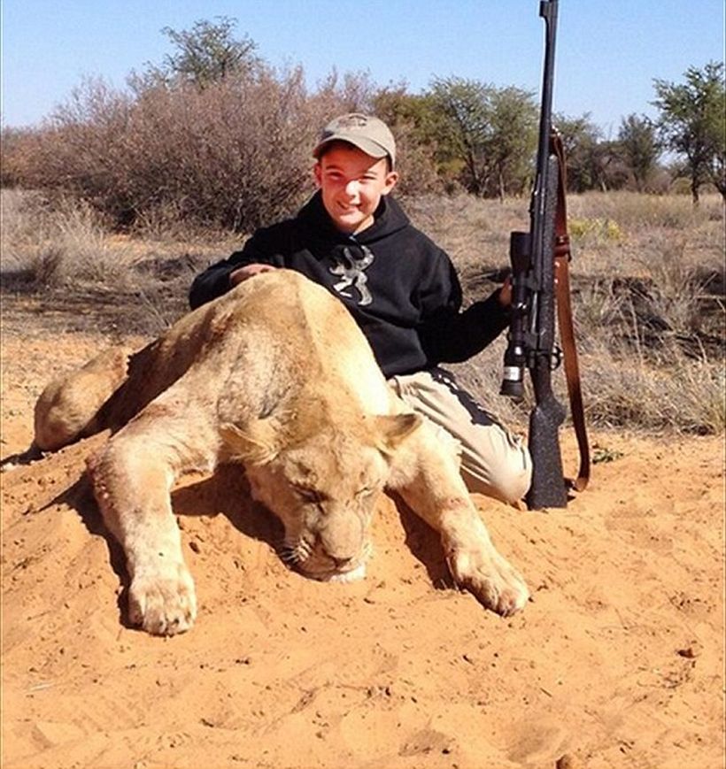 Indignación por padre que sube fotos de sus hijos junto a animales muertos por caza