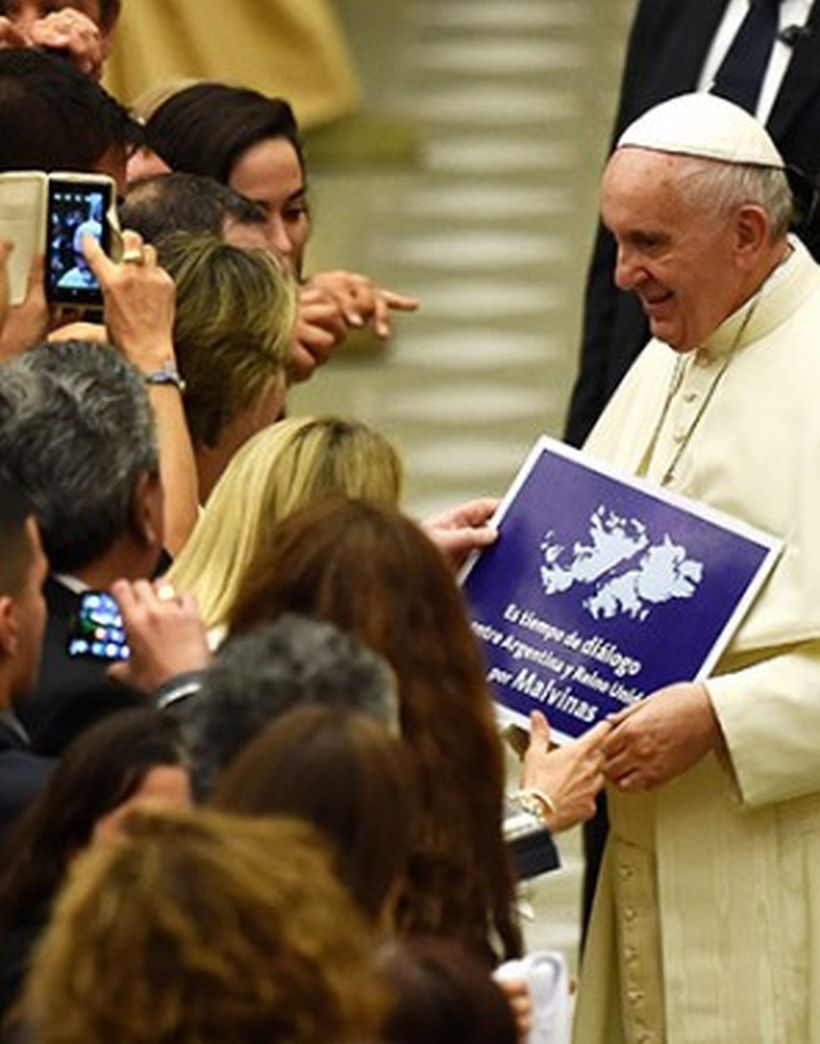 El Vaticano le restó importancia al cartel del Papa instando al diálogo entre Argentina y Reino Unido por las Malvinas