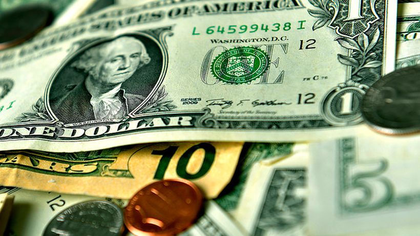 El dólar abre sobre los $ 705 y expertos suben la proyección a $ 710