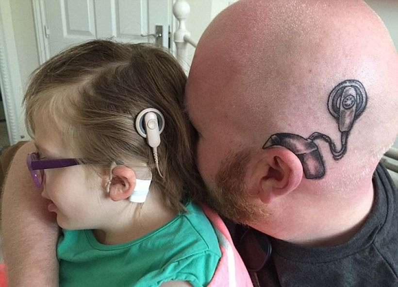 Empático padre se tatuó un implante coclear para que su hija sorda se sienta cómoda con el suyo