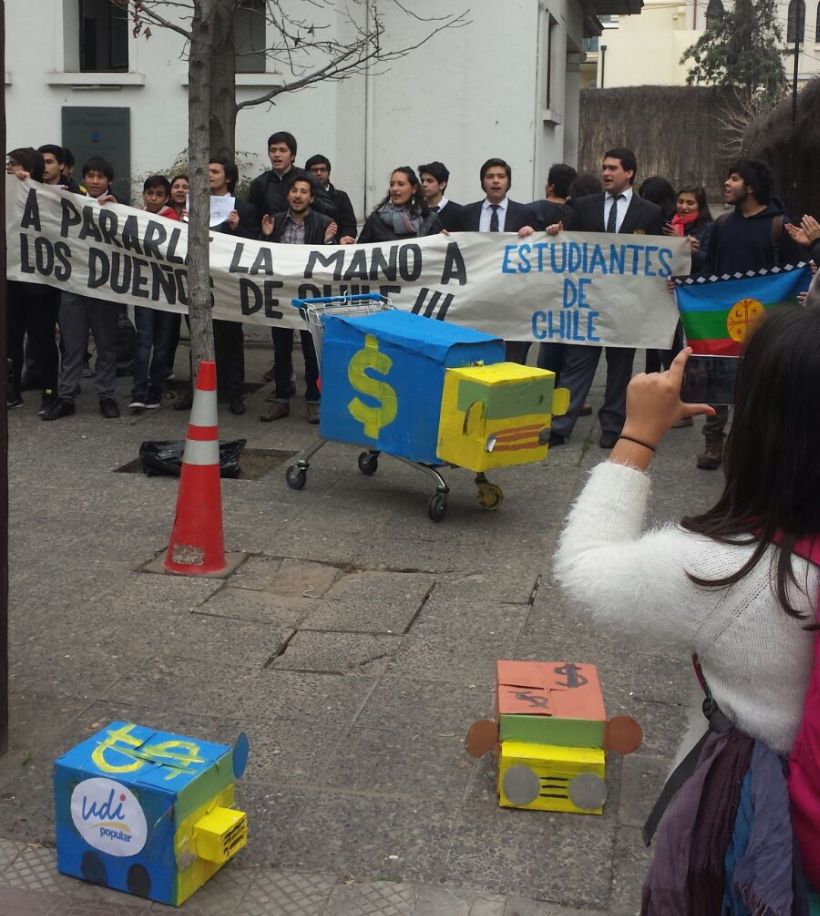 Los estudiantes se tomaron la UDI y construyeron "camiones de la sedición"