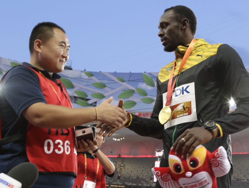 El camarógrafo que atropelló a Usain Bolt le regaló una pulsera