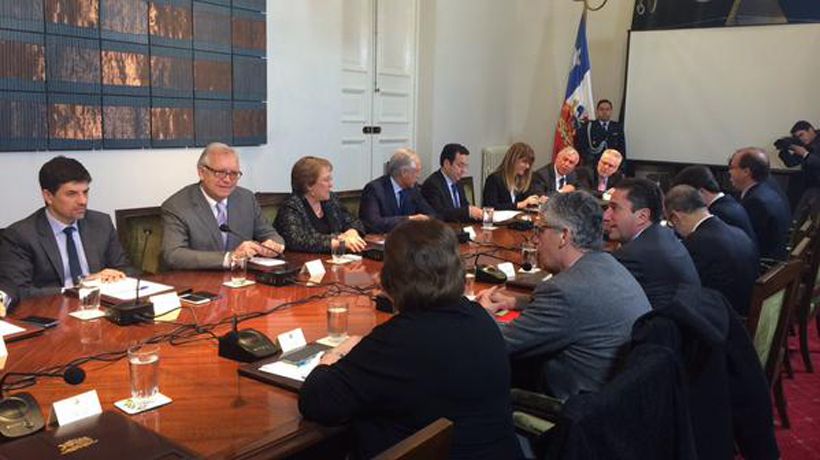 Bachelet encabeza consejo de gabinete por crisis económica