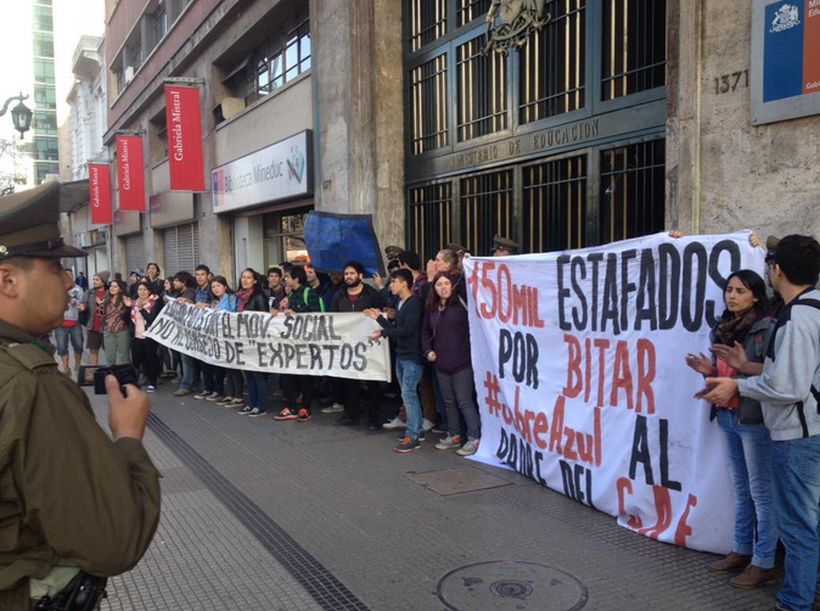 Universitarios protestaron en el Mineduc exigiendo el fin del consejo consultivo de la reforma