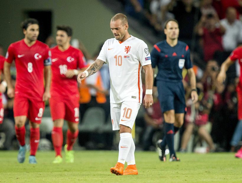 Turquía sorprendió a Holanda y la complicó en la clasificación por la Eurocopa