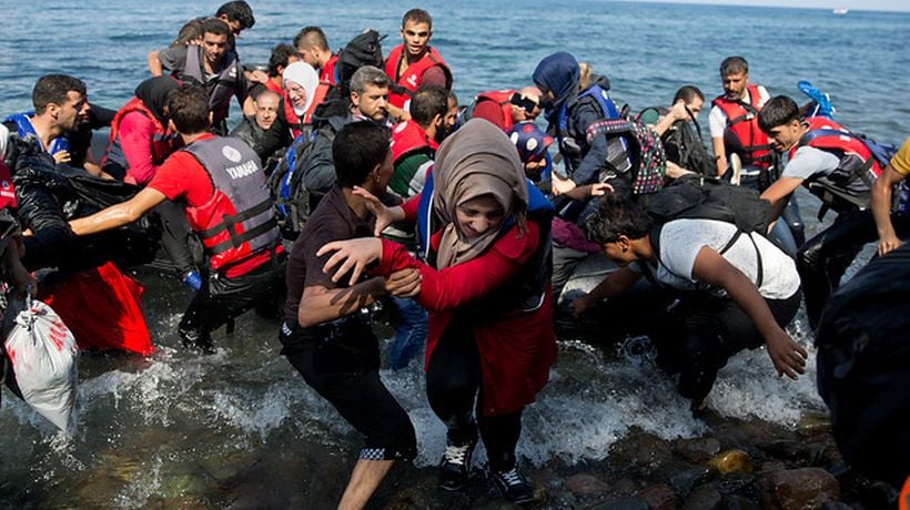 Refugiados llegan desde Turquía a la isla de Lesbos, en Grecia | Foto: AP.