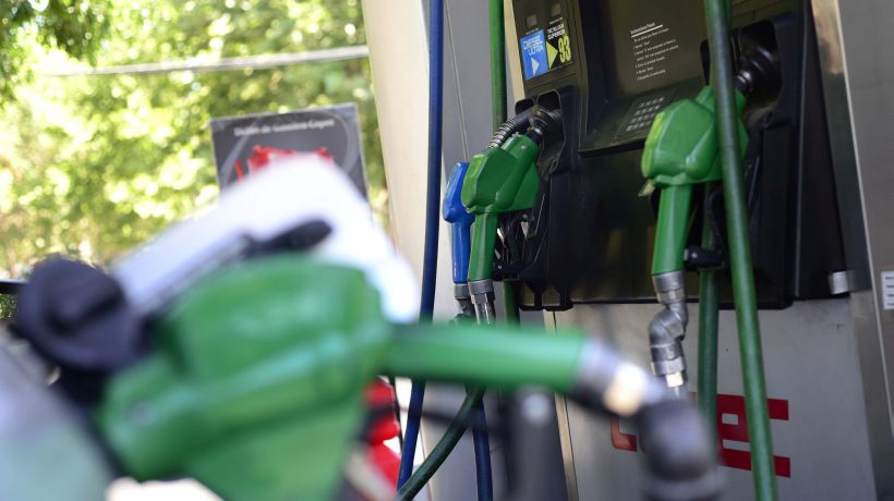 Las bencinas bajarán hasta $5,3 por litro desde este jueves
