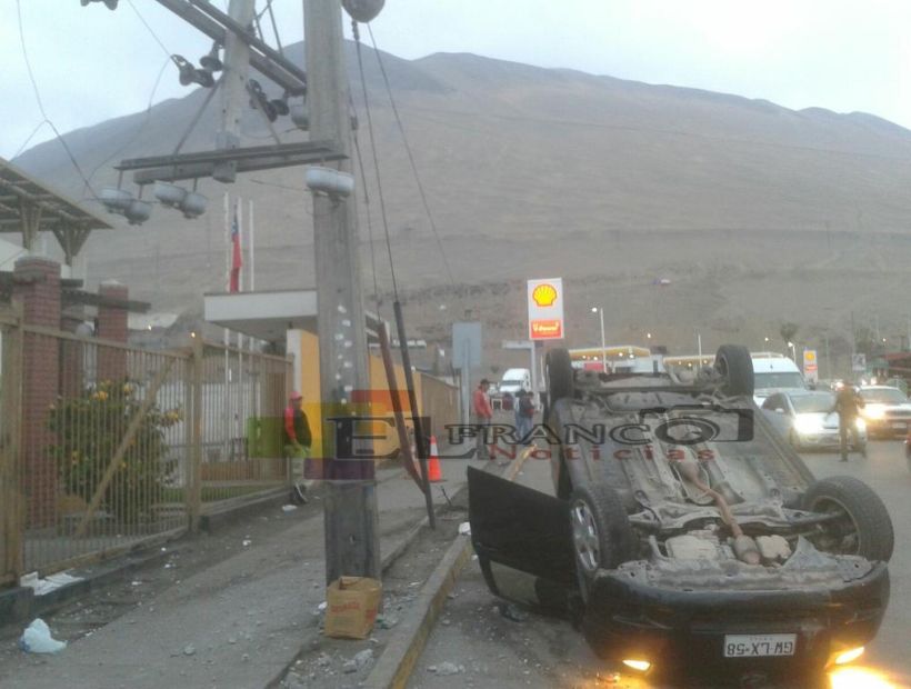 Tres lesionados dejó esta mañana el volcamiento de un auto en Iquique