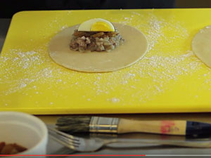 Aprenda a rellenar y doblar correctamente las empanadas de pino y queso con este video