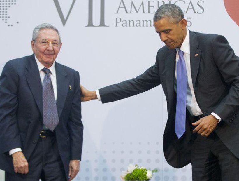 Barack Obama y Raúl Castro hablaron sobre la visita del Papa