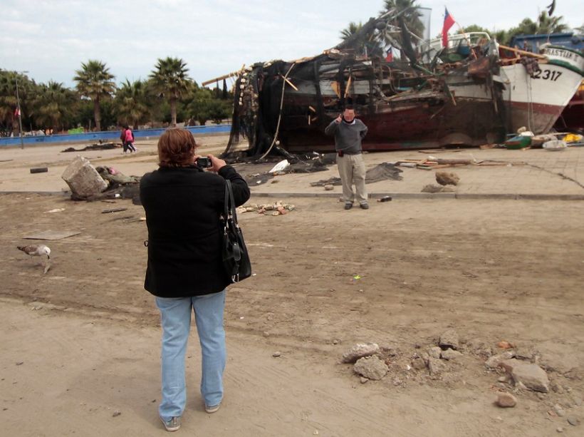 Turistas y transeúntes se fotografiaron con los escombros del terremoto en Coquimbo