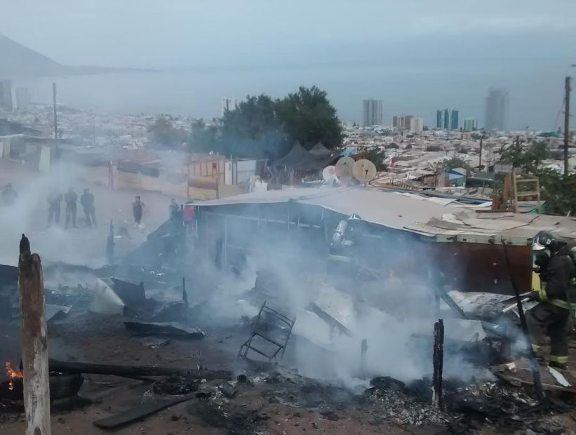 Un incendio consumió una mediagua en las tomas de Laguna Verde al sur de Iquique