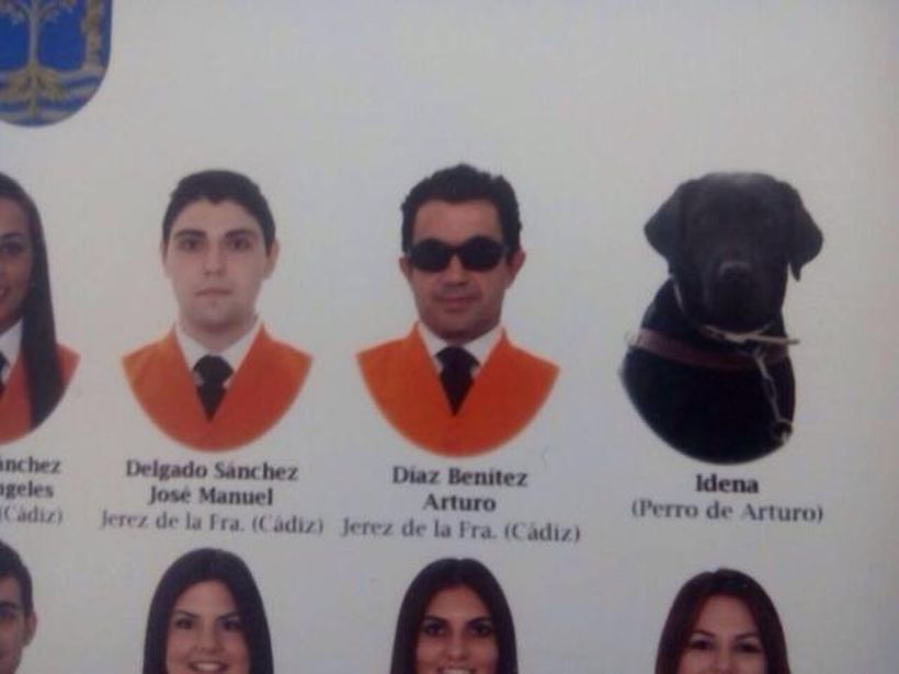 Una universidad incluyó en la foto de graduación al perro de un alumno no vidente