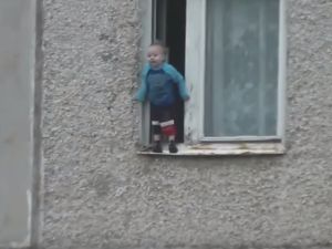 Video muestra a un niño de 2 años parado al borde de una ventana de un octavo piso