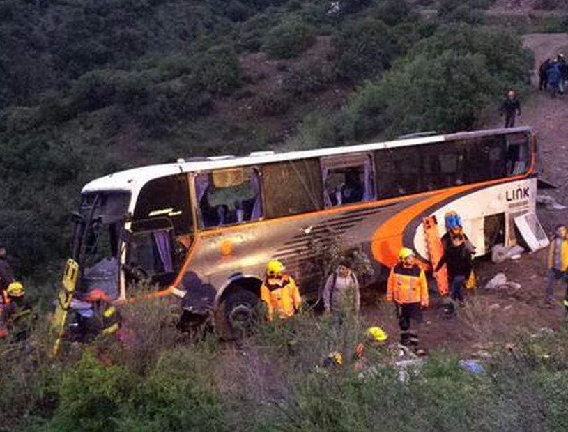 Cuatro muertos y 25 heridos tras volcar un bus con trabajadores en Rancagua