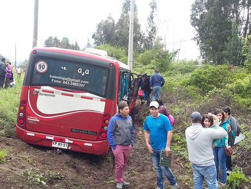 Dos lesionados dejó el volcamiento de un bus en Los Ángeles