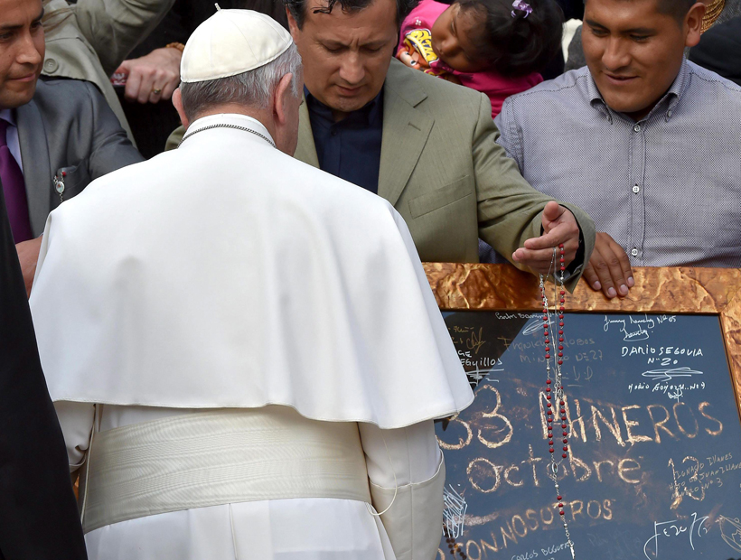 El Papa saludó a los mineros rescatados en Copiapó