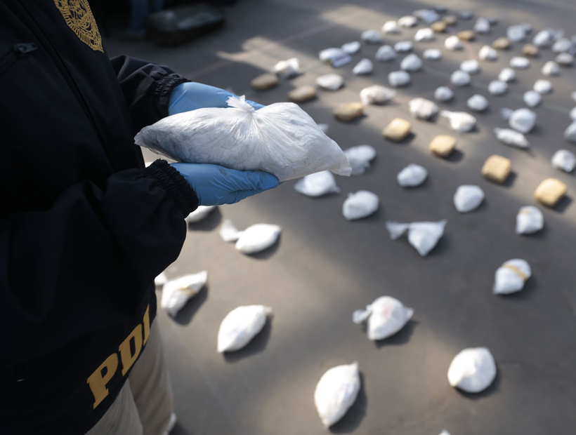 Decomisaron más de 140 kilos de droga oculta en estanques de bencina de dos vehículos