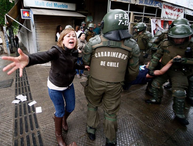 Barricadas y detenidos deja protesta por el inminente fin del mall del mueble en Santiago